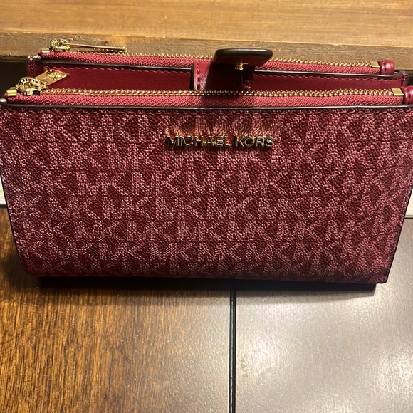 Like new Michael Kors wristlet/wallet - Picture 8 of 10